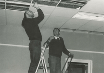 OVI-00000564 2 vrijwilligers maken nieuw plafond in nieuwe Dorpshuis